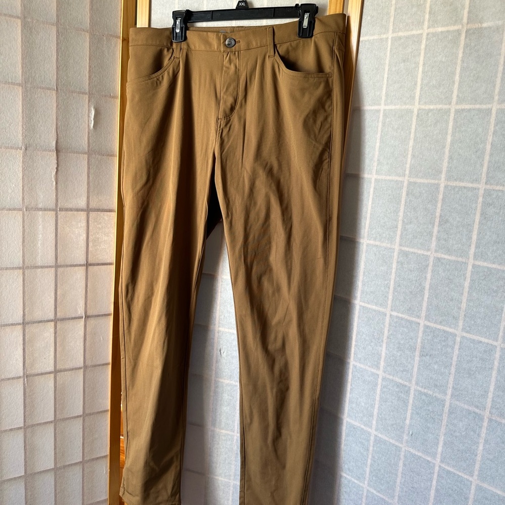 Vuori Men's Pants in Tan